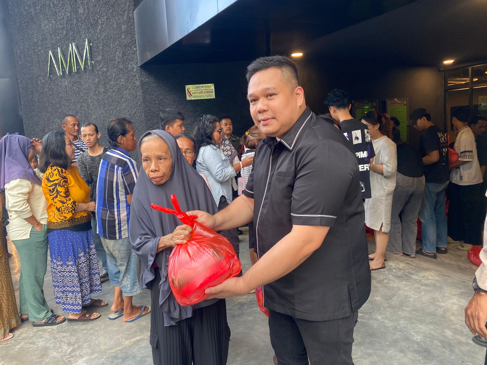 Redam Polemik Kebisingan, Viper Bar & Resto Bangun Tembuk Peredam 20 Meter dan Guyur Sembako Warga