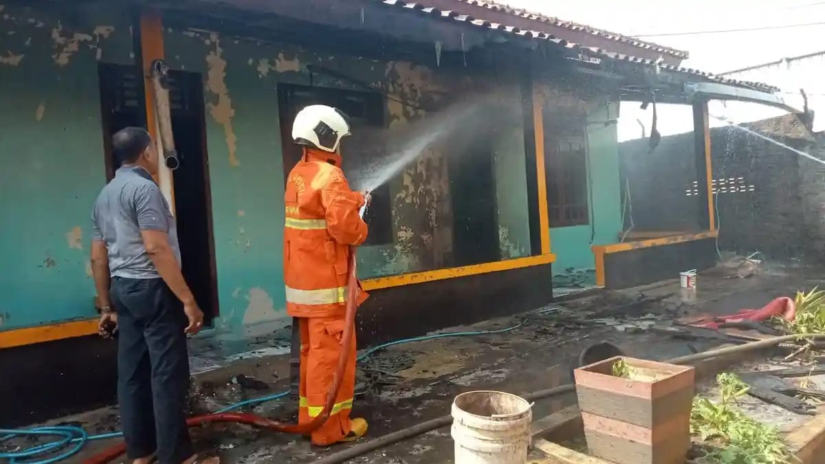 Kontrakan Kosong di Labuhan Dalam Terbakar, Dugaan Sementara Korsleting