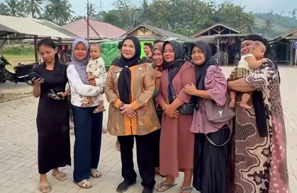 Bersapa Warga Way Gubak, Eva Dwiana Bagikan Tongkat dan Sepeda