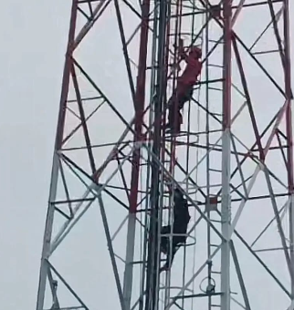Pendekatan Persuasif Petugas Selamatkan Pria di Menara Tanjungsenang