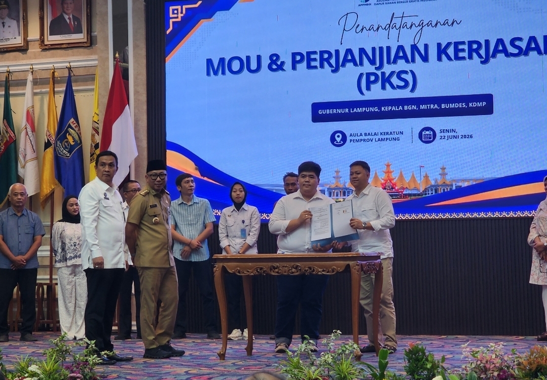 Ketua Koperasi Marsuki Ragil Teken MoU Kerja Sama Program MBG pada Pengukuhan APPMBGI Lampung