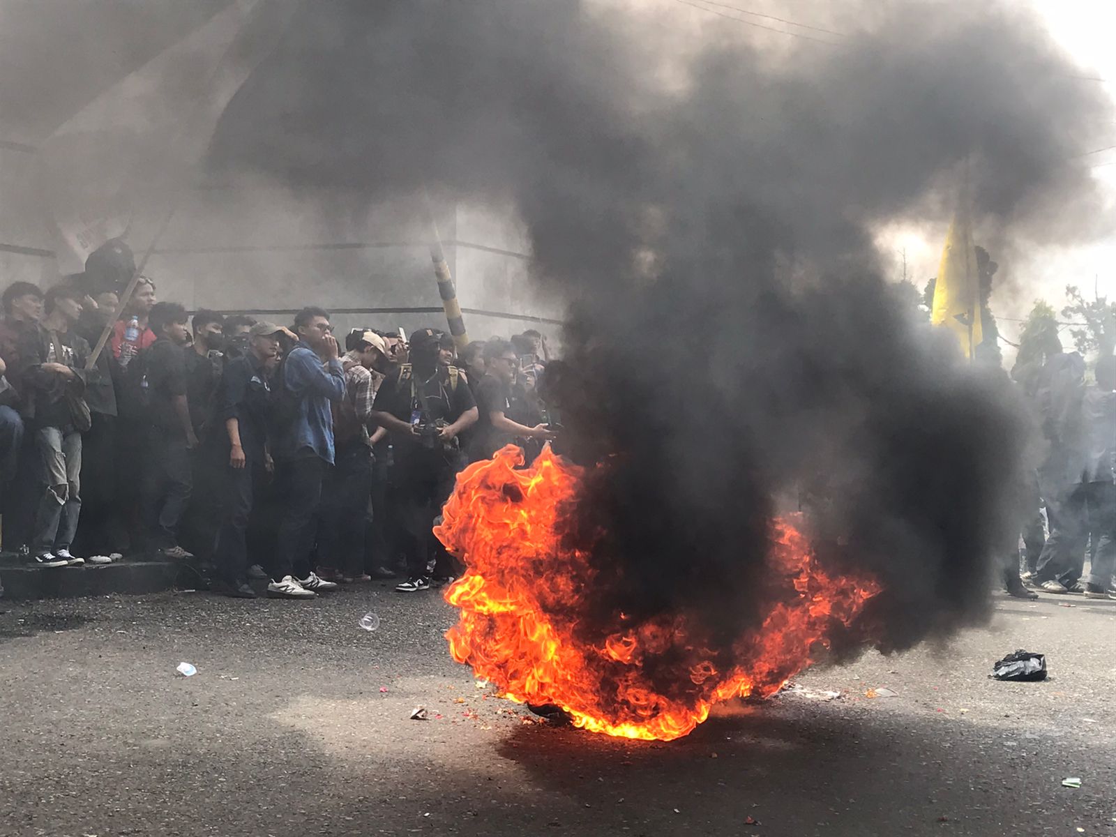 Kecewa Aspirasi Tak Digubris, Mahasiswa Bakar Ban Saat Demo di DPRD Lampung