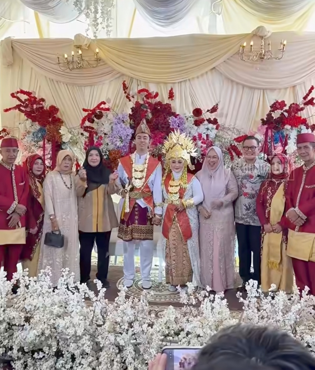 Hadir di Pernikahan Warga, Eva Dwiana Beri Wejangan dan Kado Mesin Cuci
