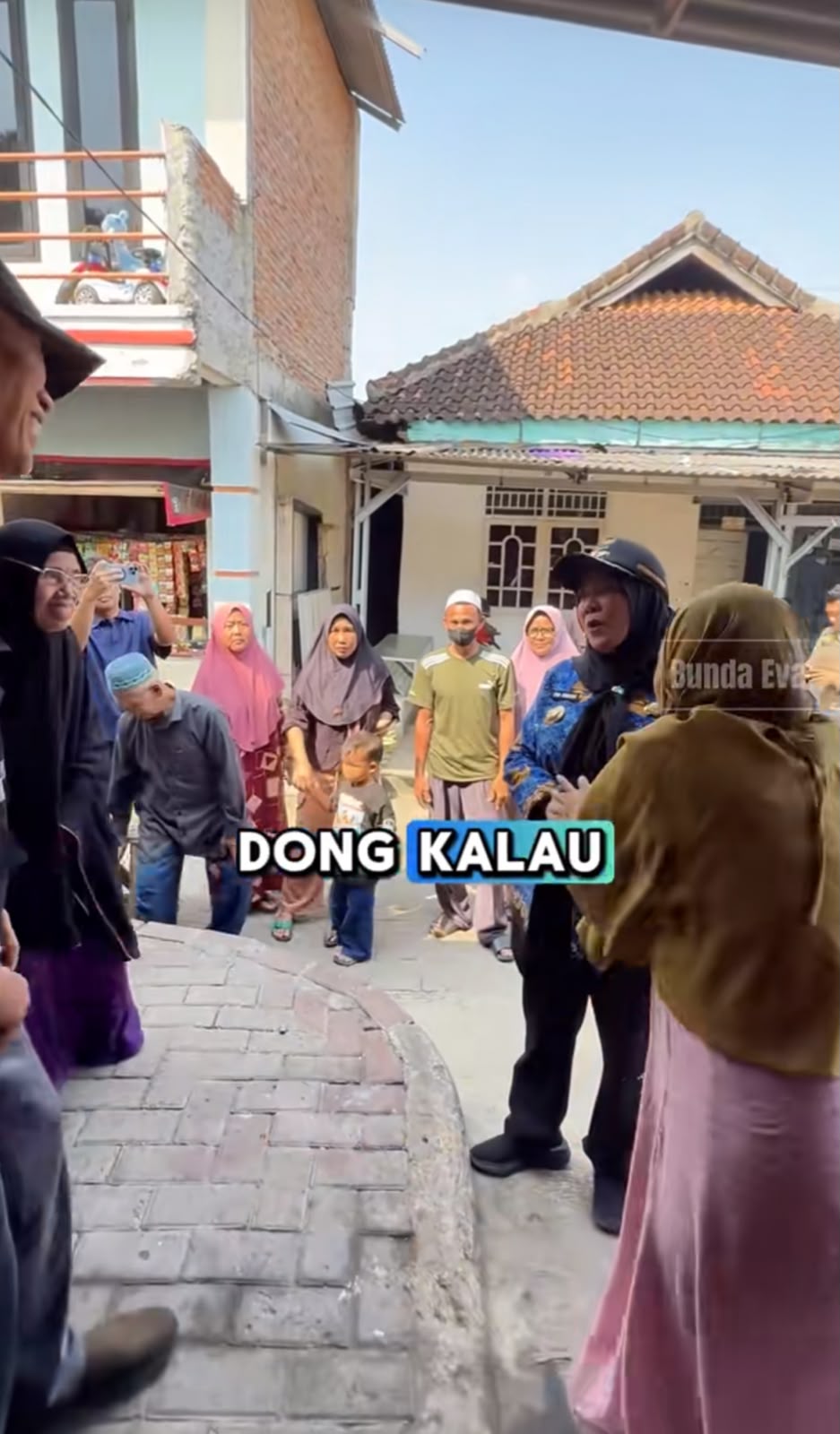 Eva Dwiana Blusukan ke Bumi Waras, Beri Beasiswa dan Bantuan Warga