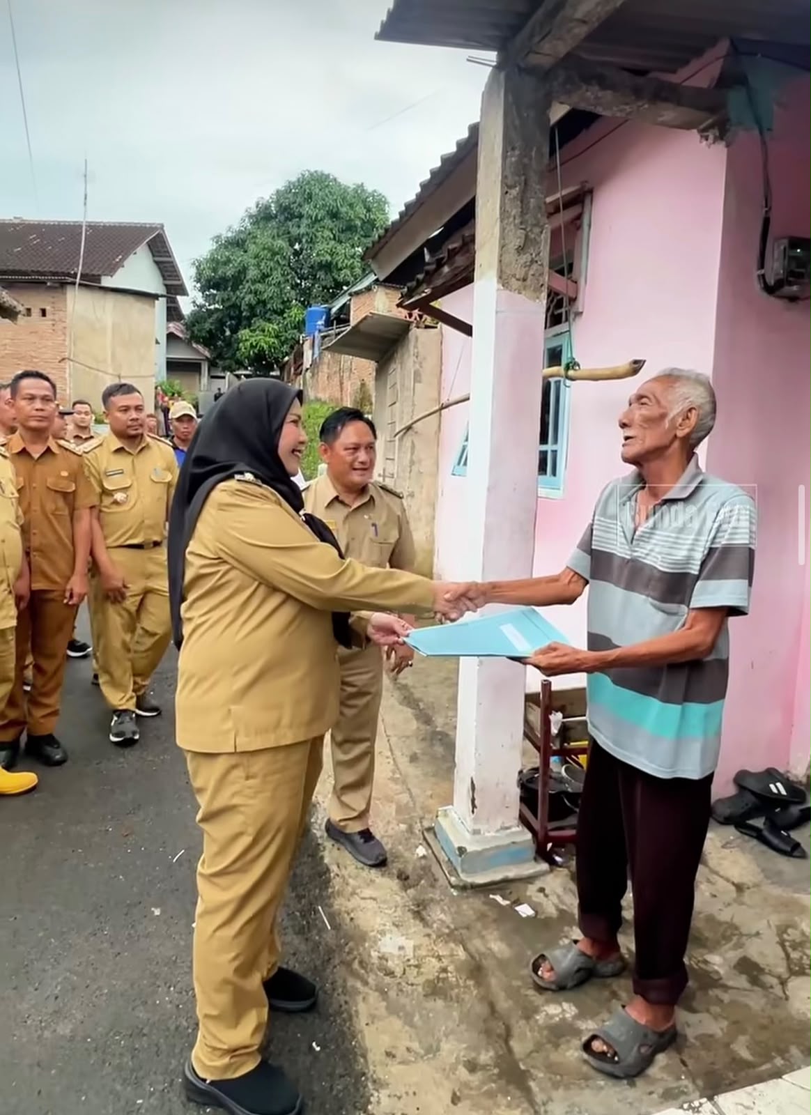 Eva Dwiana Gratiskan AJB Warga Campang Raya Terdampak Banjir