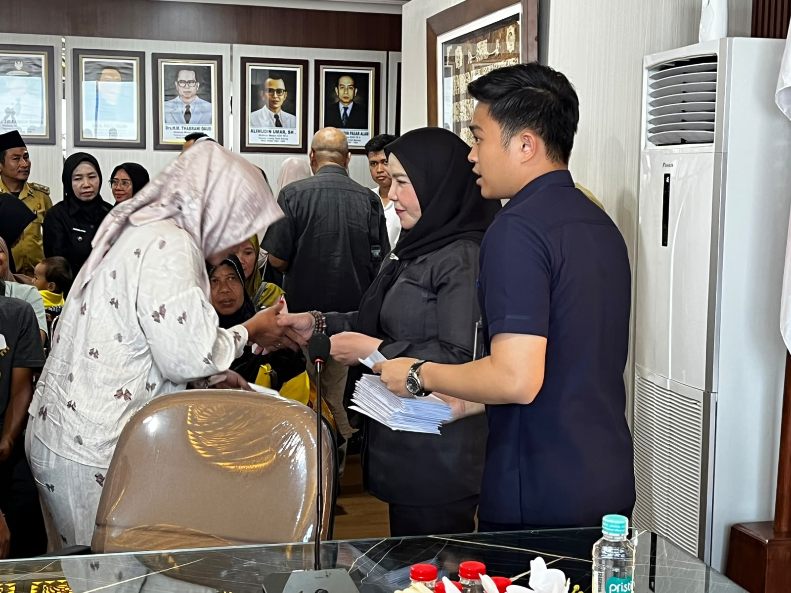 Tak Pandang Asal, Bunda Eva Bagi Rp20 Juta untuk Warga dan Rp10 Juta untuk Luar Kota