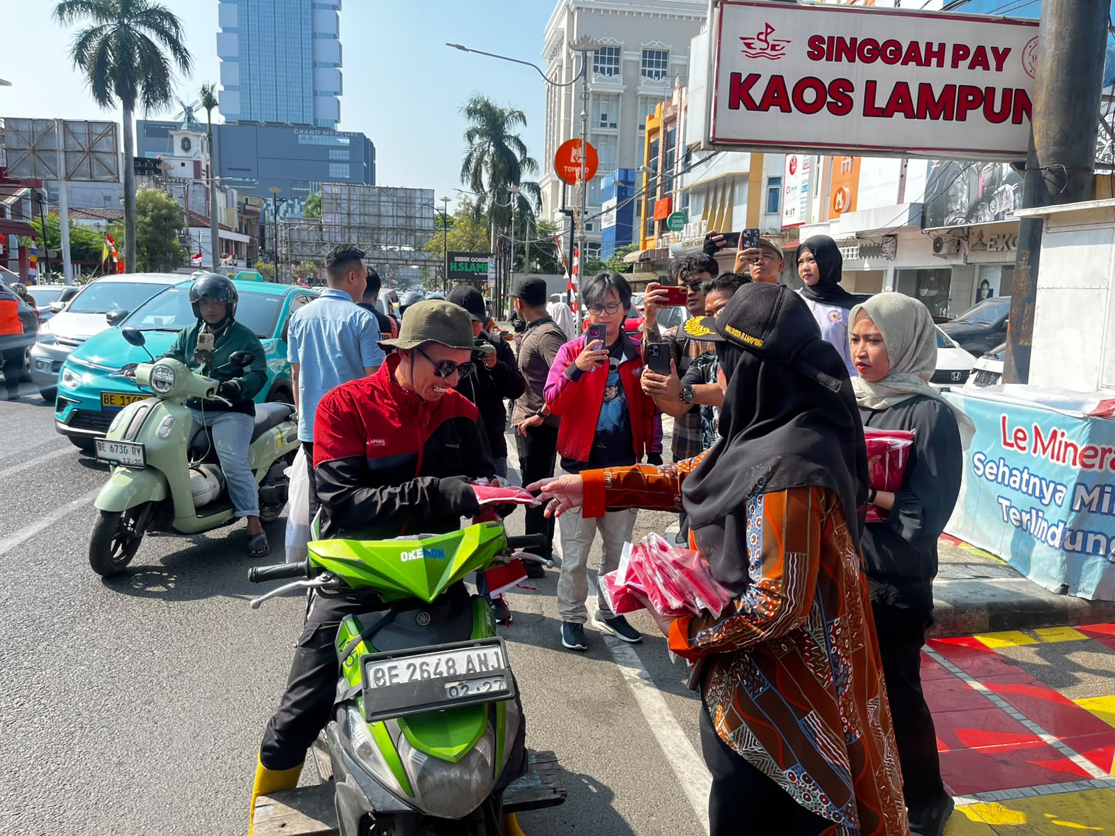 Eva Dwiana Ajak Warga Kibarkan Bendera Merah Putih, 10 Ribu Bendera Dibagikan Sambut HUT RI