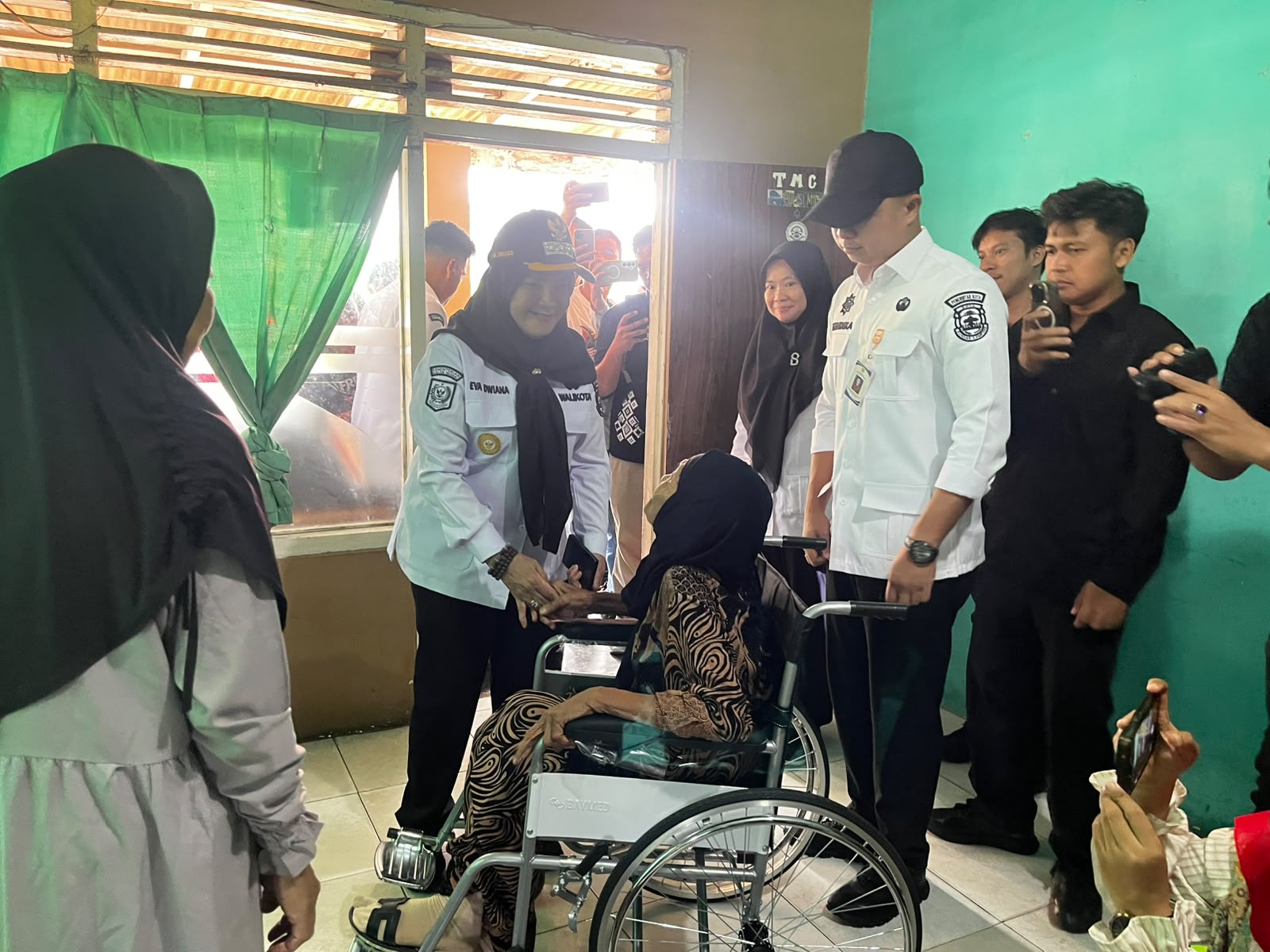 Bunda Eva Bagikan Alat Kesehatan dan Bantuan Tunai untuk 9 Lansia di Kec. TBU