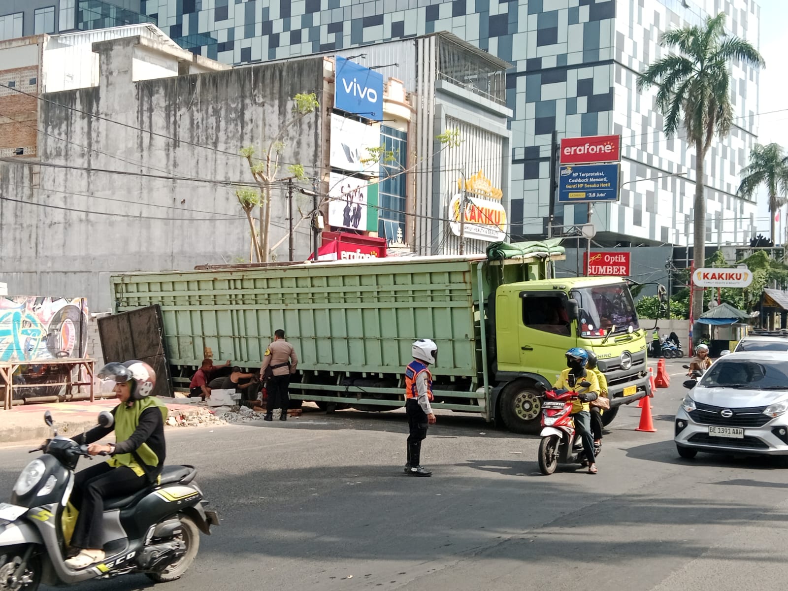Truk Fuso Bermuatan Paving Blok Terperosok ke Siring, Jalan Raden Intan Macet Panjang