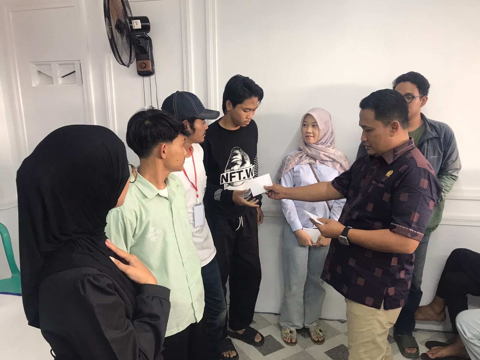 Semarak HUT RI ke-81, Agus Purwanto Salurkan Bantuan untuk Panitia Lomba 17 Agustus di 9 Kelurahan Kecamatan Kemiling