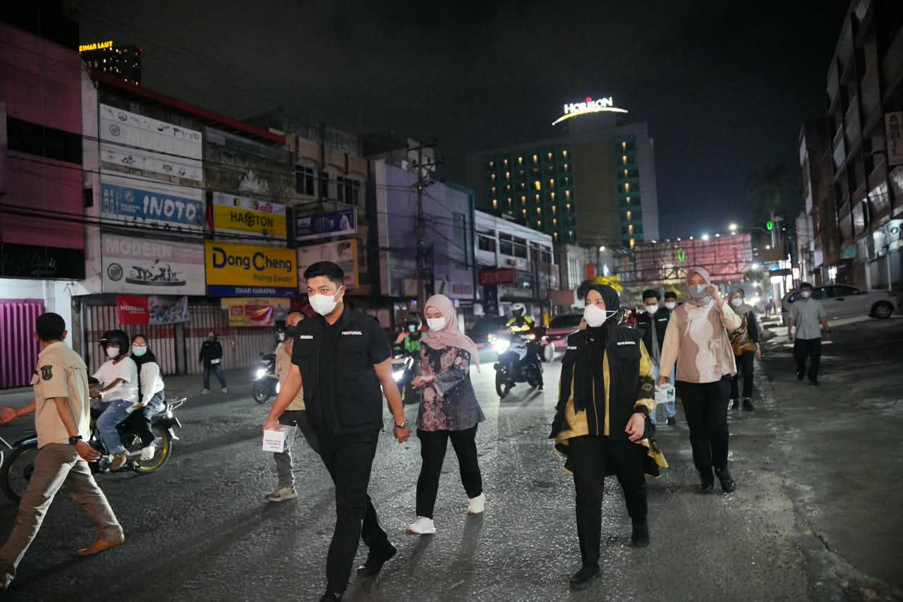 Bagikan Masker, Wali Kota Imbau Warga Waspada Abu Anak Krakatau