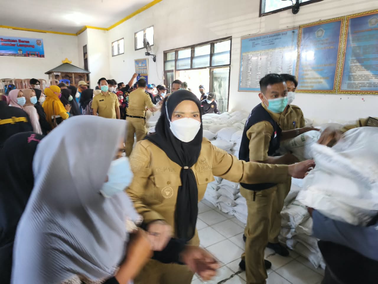 Wali Kota Eva Dwiana Bagikan Bantuan Pangan Beras 30 Kg ke 96.019 KPM