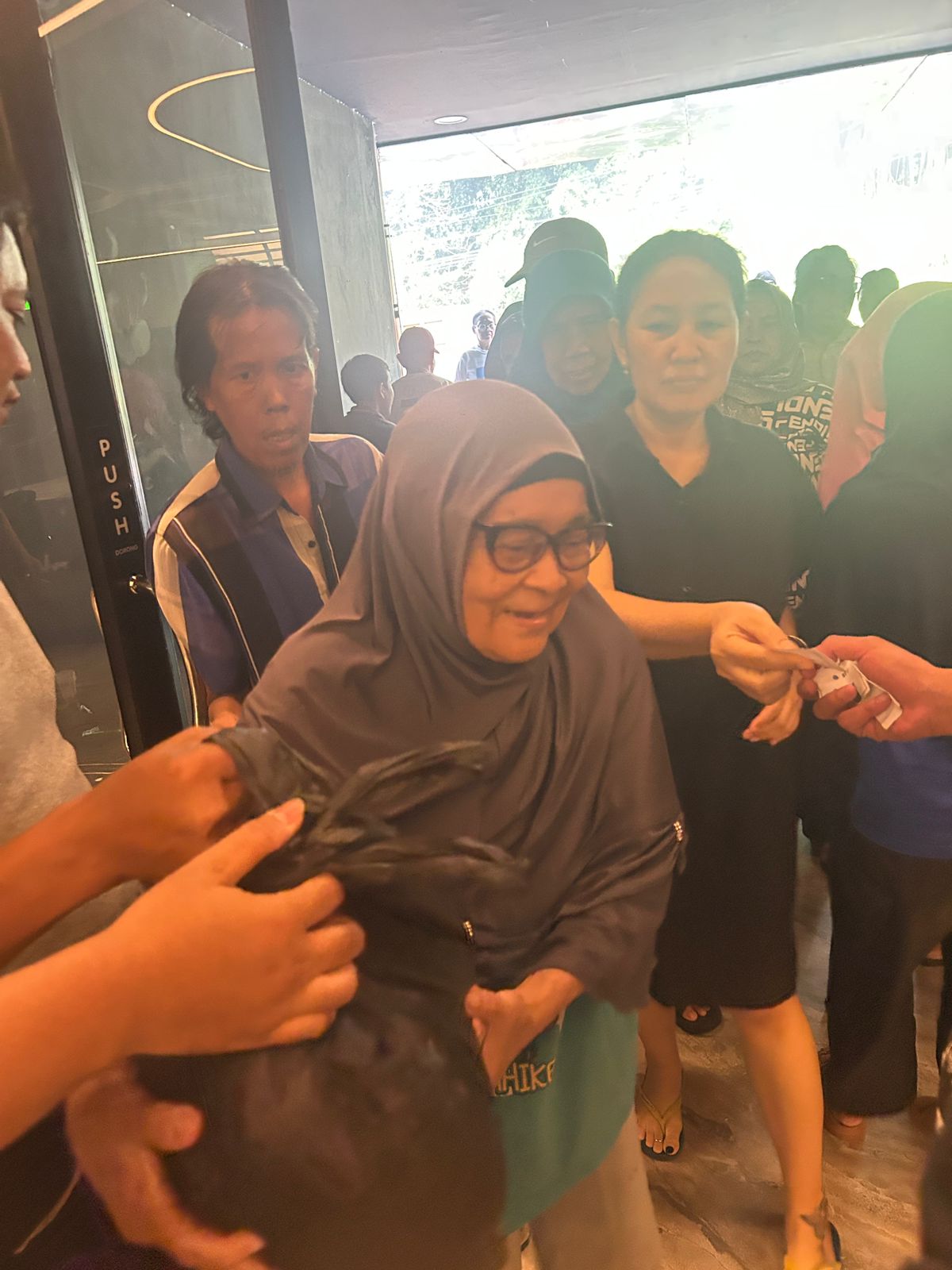 Viper Cafe Bagikan 112 Paket Sembako untuk Warga RT 17 dan 18 Sukaraja