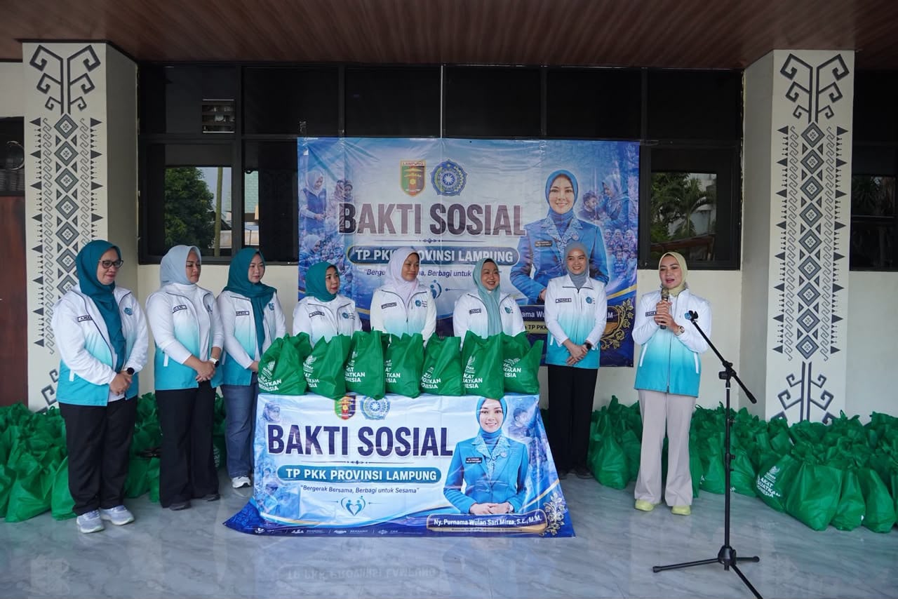 TP PKK dan BAZNAS Lampung Beri Tali Asih untuk Petugas Kebersihan Pemprov